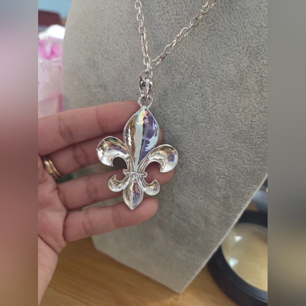 Silver Fleur-de-Lis Jewelry Set - Picture 4 of 9